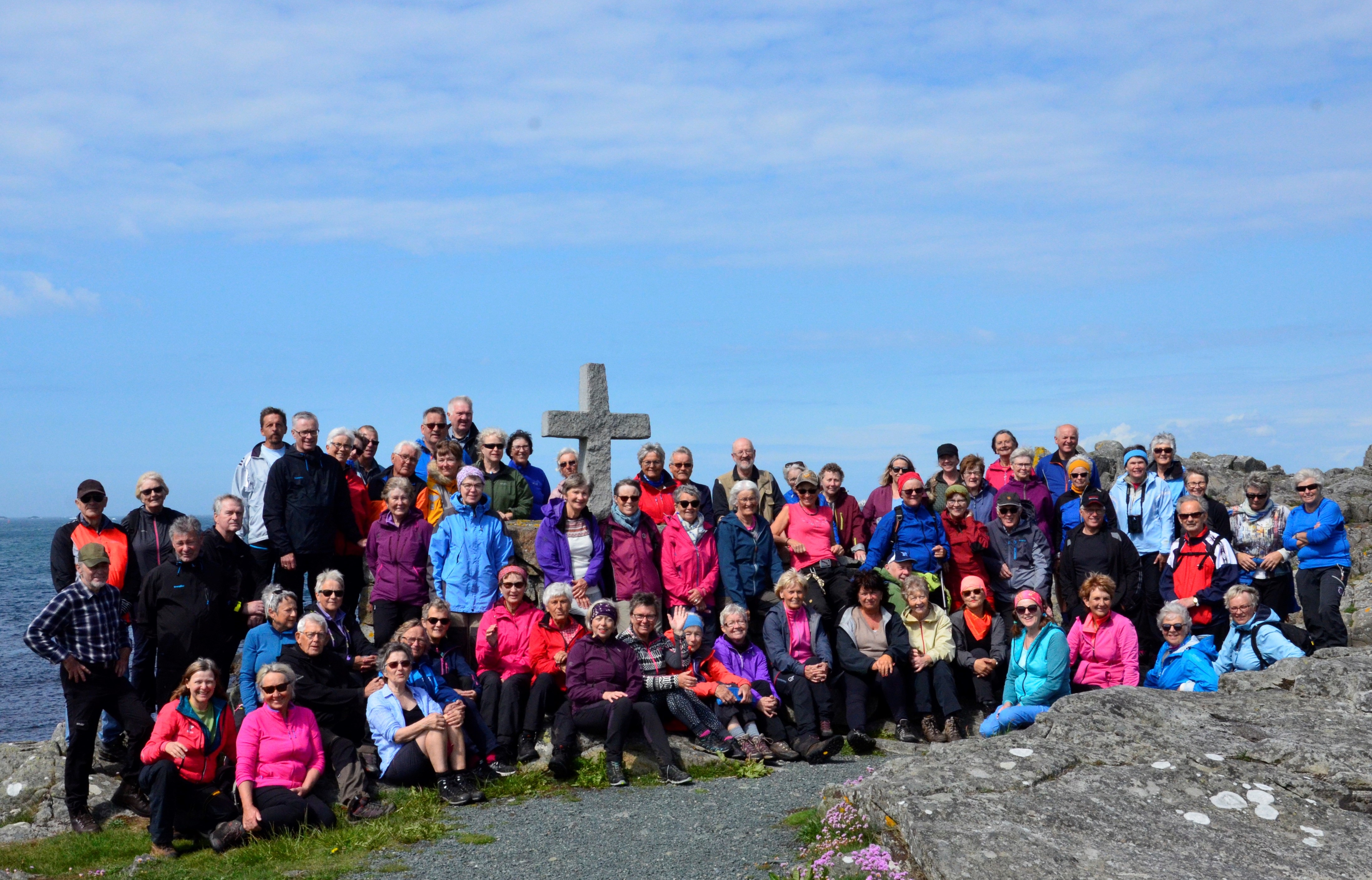 deltakere på pilgrimstur rundt fishermen memorial
